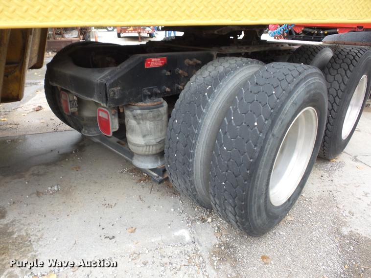 image for item DA2923 1998 Volvo VN semi truck