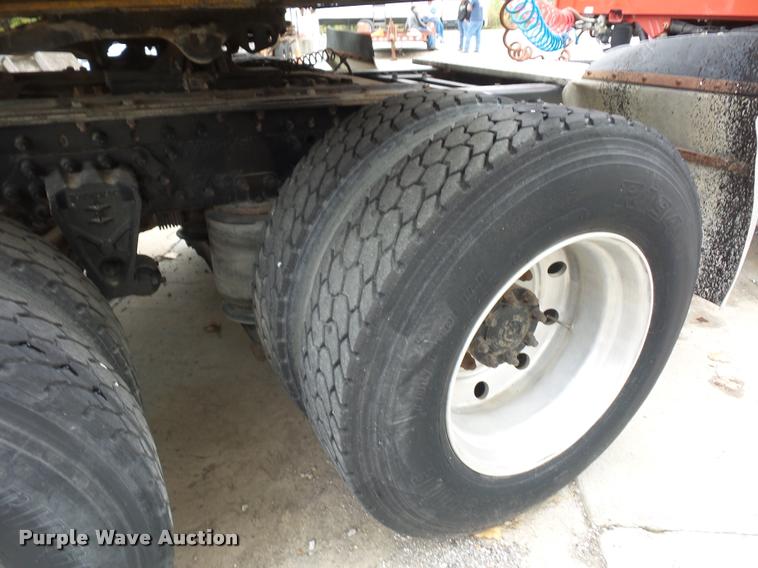 image for item DA2923 1998 Volvo VN semi truck