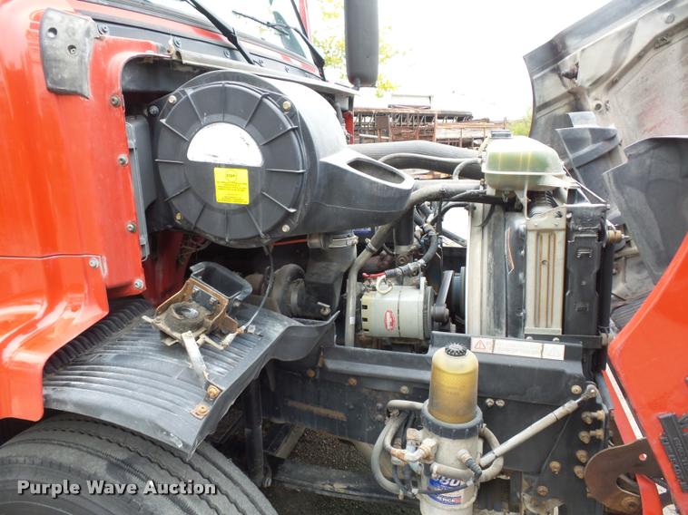 image for item DA2923 1998 Volvo VN semi truck