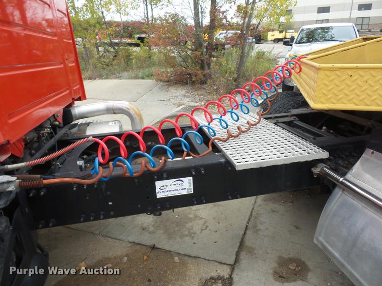 image for item DA2923 1998 Volvo VN semi truck