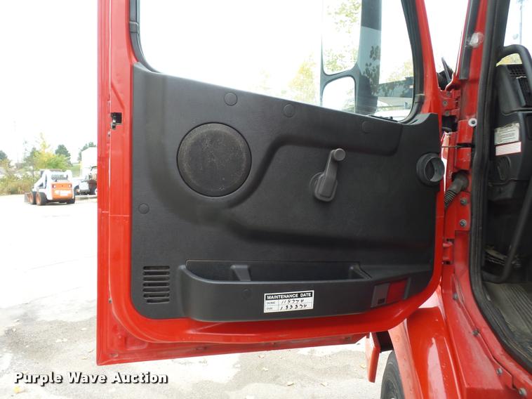 image for item DA2923 1998 Volvo VN semi truck