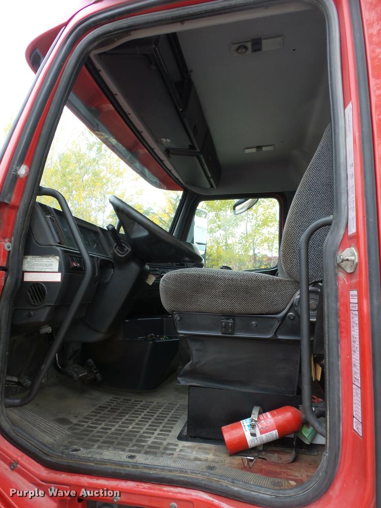 image for item DA2923 1998 Volvo VN semi truck