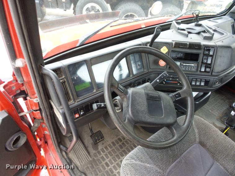 image for item DA2923 1998 Volvo VN semi truck