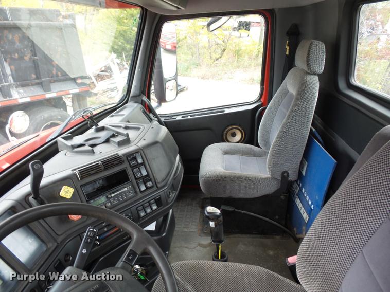 image for item DA2923 1998 Volvo VN semi truck