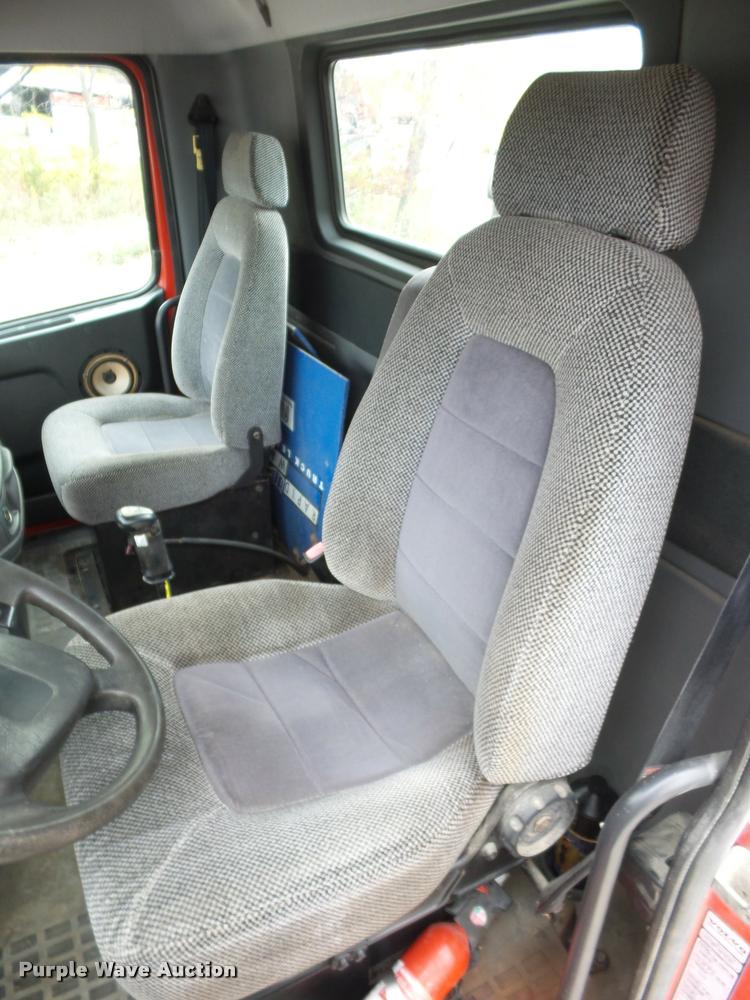 image for item DA2923 1998 Volvo VN semi truck