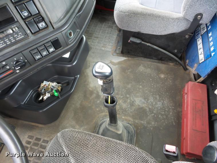 image for item DA2923 1998 Volvo VN semi truck