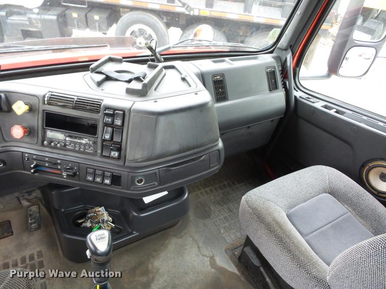 image for item DA2923 1998 Volvo VN semi truck