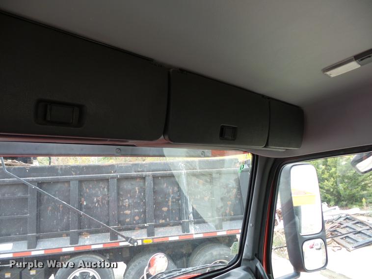 image for item DA2923 1998 Volvo VN semi truck