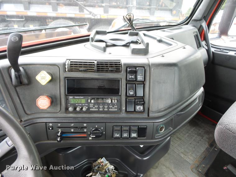 image for item DA2923 1998 Volvo VN semi truck