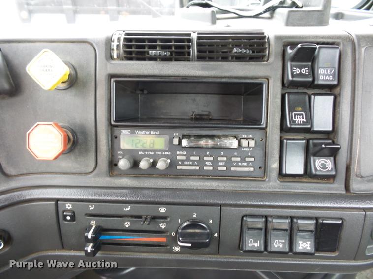 image for item DA2923 1998 Volvo VN semi truck