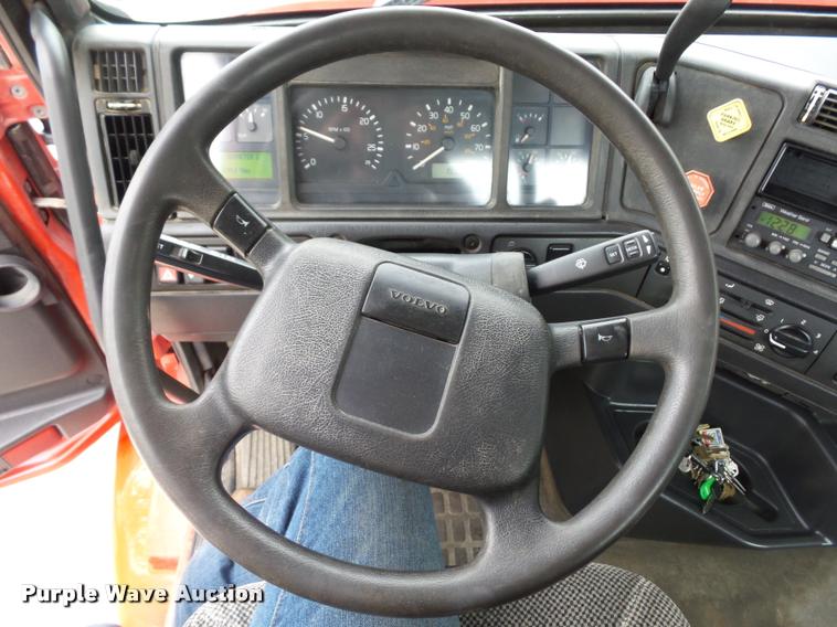 image for item DA2923 1998 Volvo VN semi truck