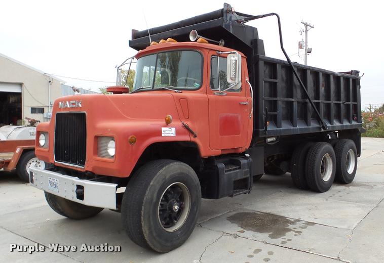 image for item DA2926 1984 Mack DM685S dump truck