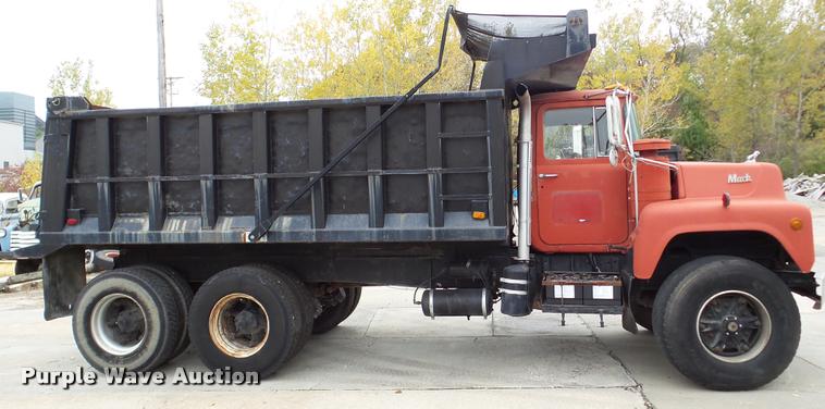 image for item DA2926 1984 Mack DM685S dump truck