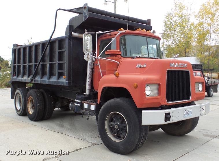 image for item DA2926 1984 Mack DM685S dump truck