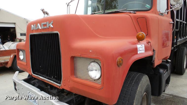 image for item DA2926 1984 Mack DM685S dump truck