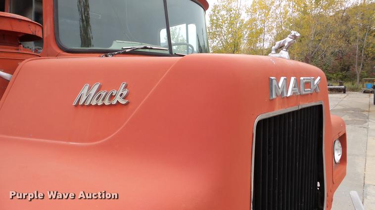 image for item DA2926 1984 Mack DM685S dump truck