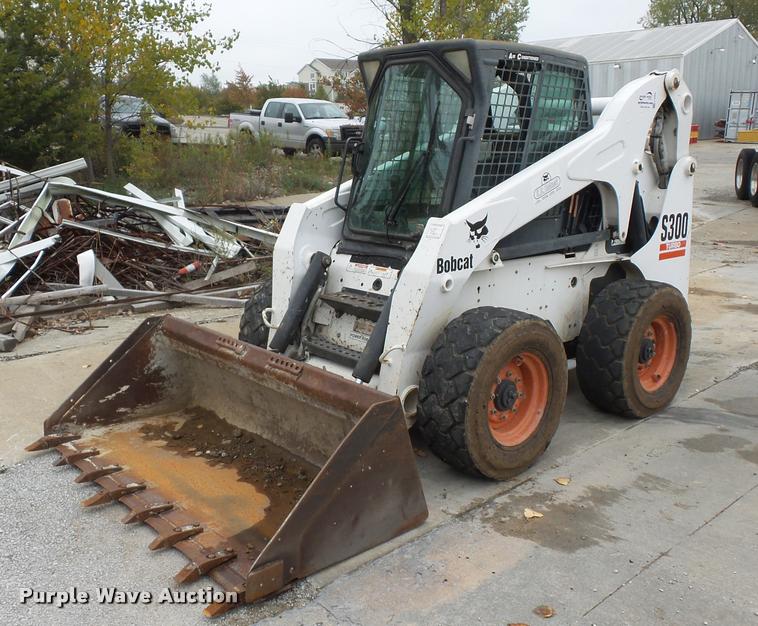 image for item L4384 2005 Bobcat S300 skid steer