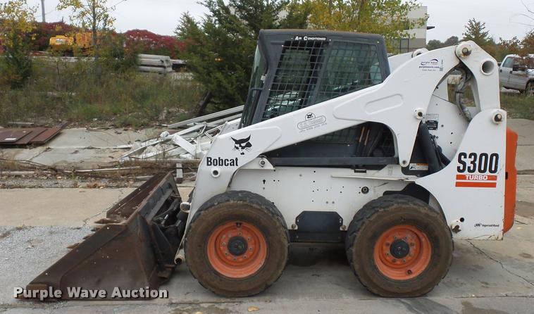 image for item L4384 2005 Bobcat S300 skid steer