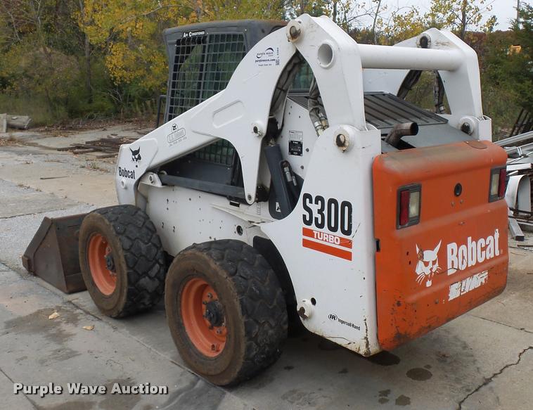 image for item L4384 2005 Bobcat S300 skid steer