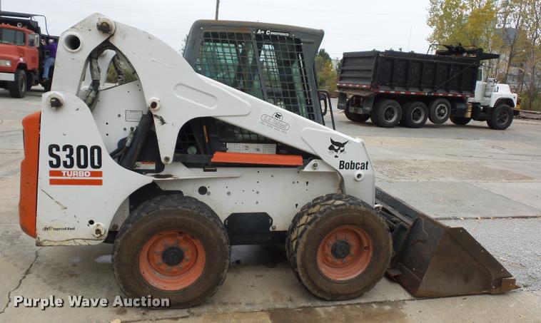 image for item L4384 2005 Bobcat S300 skid steer