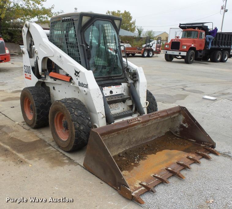 image for item L4384 2005 Bobcat S300 skid steer