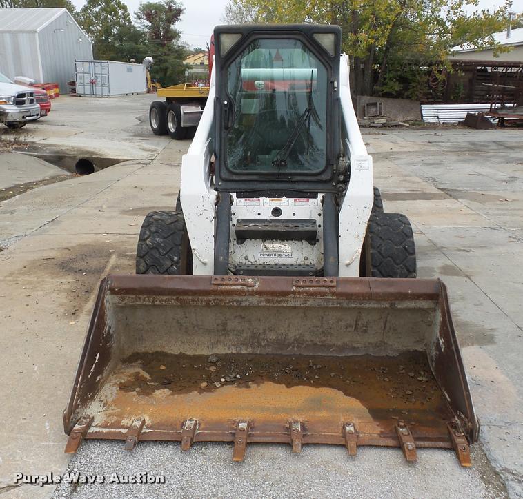image for item L4384 2005 Bobcat S300 skid steer