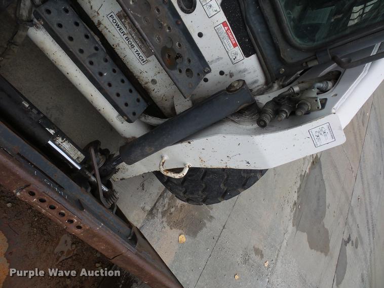 image for item L4384 2005 Bobcat S300 skid steer