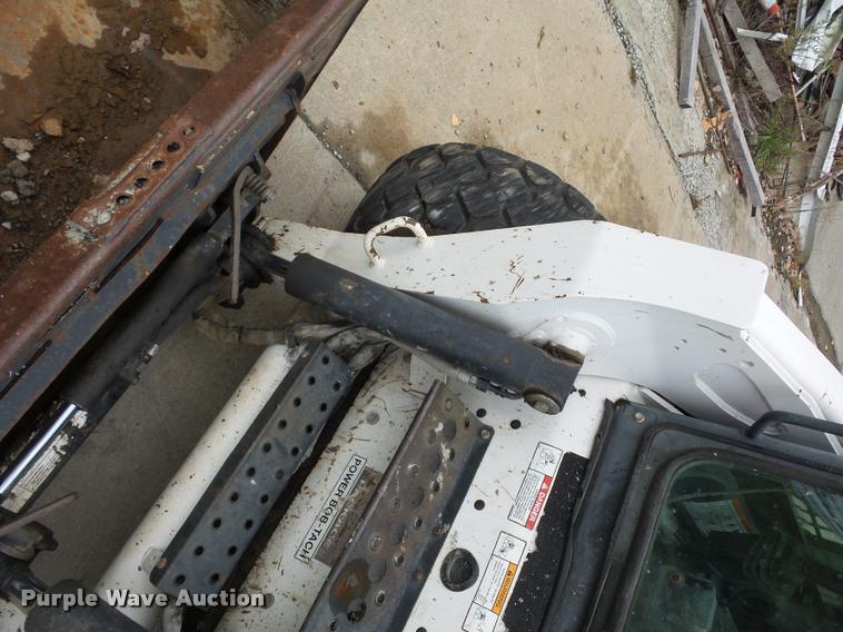 image for item L4384 2005 Bobcat S300 skid steer