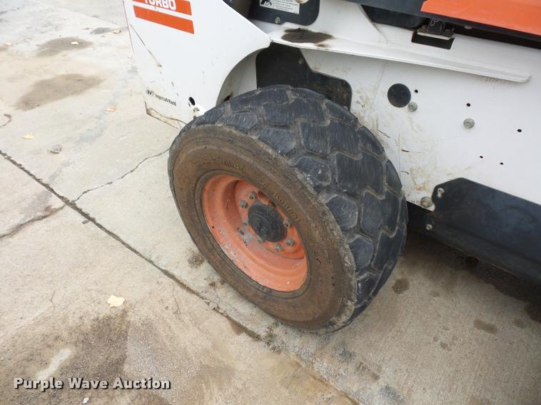 image for item L4384 2005 Bobcat S300 skid steer