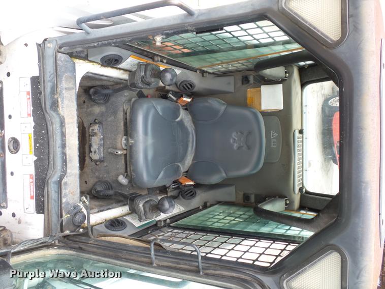 image for item L4384 2005 Bobcat S300 skid steer