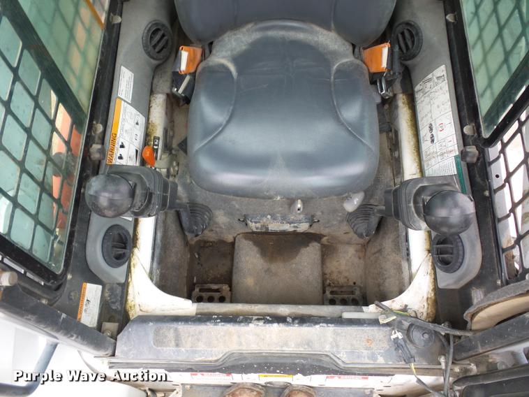 image for item L4384 2005 Bobcat S300 skid steer