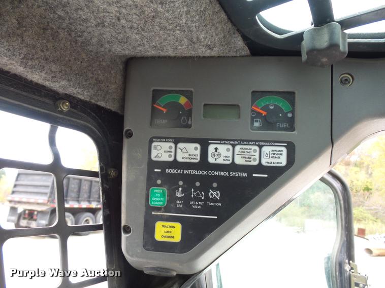 image for item L4384 2005 Bobcat S300 skid steer