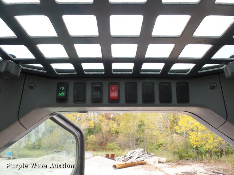 image for item L4384 2005 Bobcat S300 skid steer