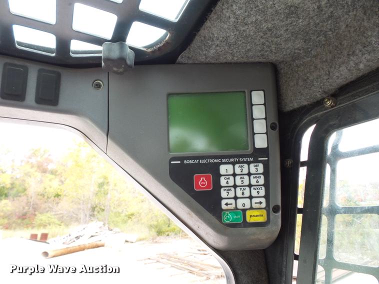 image for item L4384 2005 Bobcat S300 skid steer