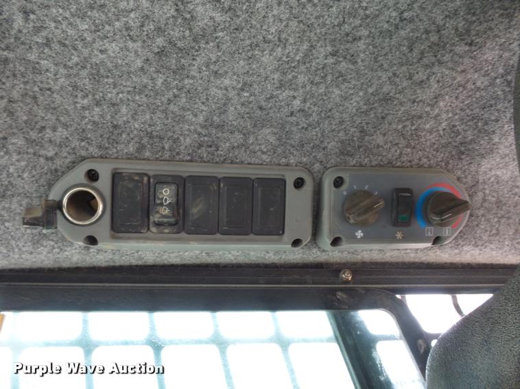 image for item L4384 2005 Bobcat S300 skid steer