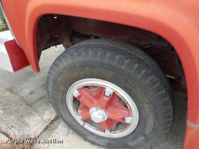 image for item L4390 1975 Ford fire truck