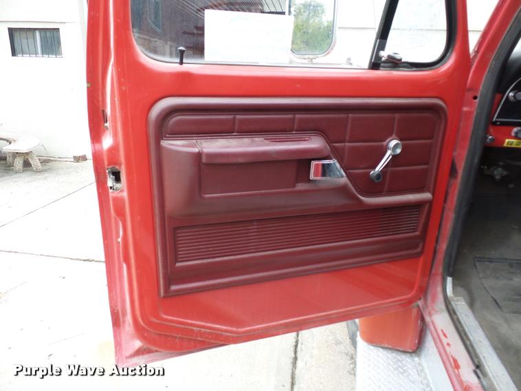 image for item L4390 1975 Ford fire truck