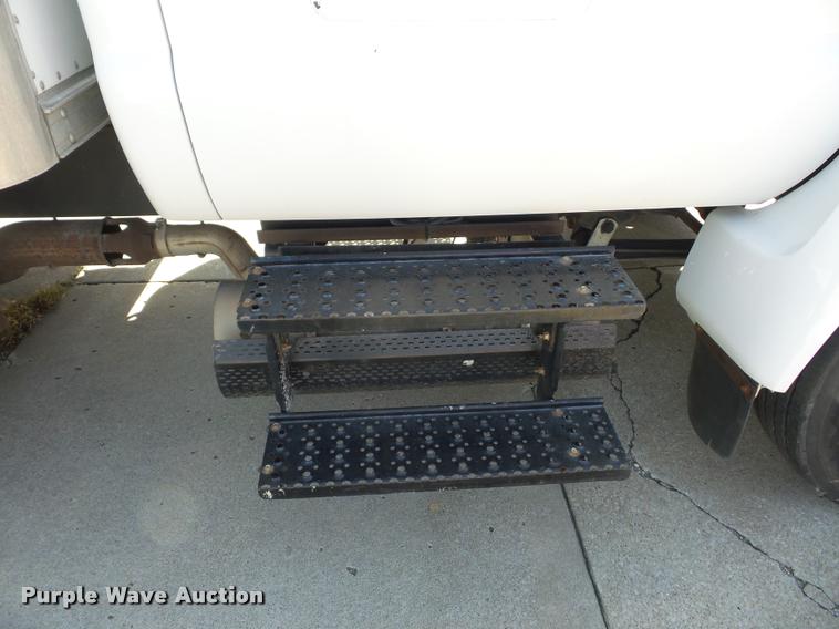 image for item L4413 2008 Ford F650 Super Duty box truck