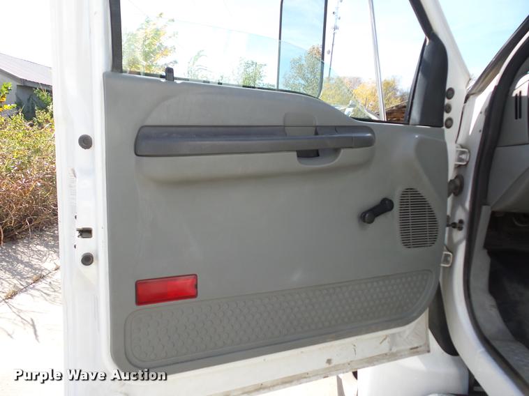 image for item L4413 2008 Ford F650 Super Duty box truck