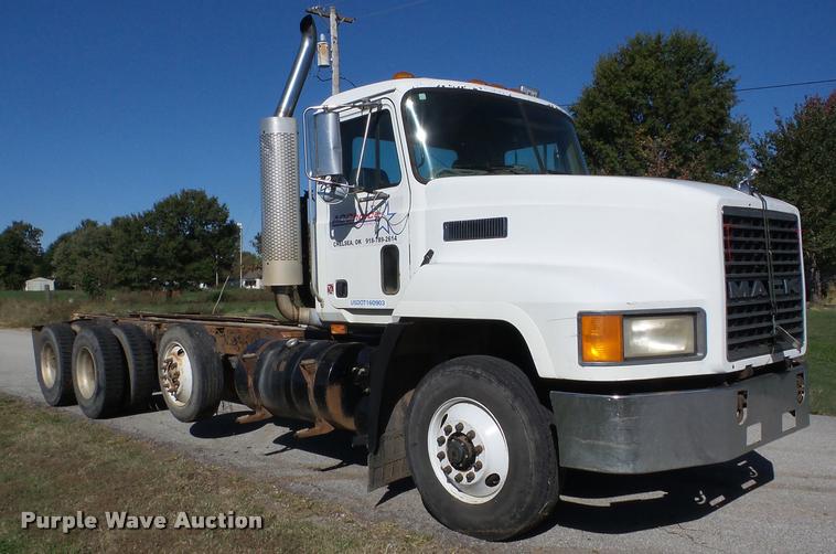 image for item AG9336 1999 Mack CH613 truck cab and chassis