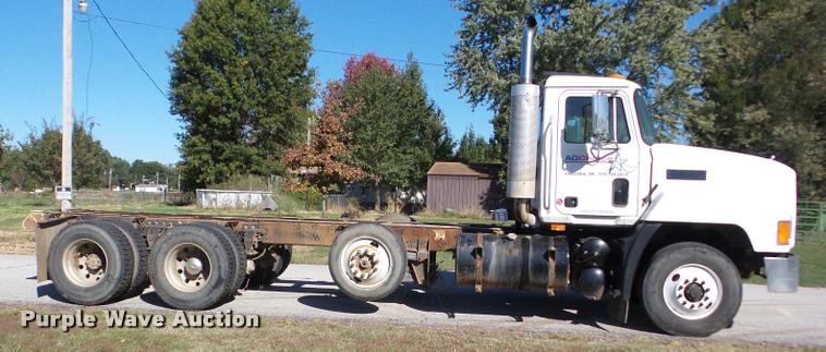 image for item AG9336 1999 Mack CH613 truck cab and chassis