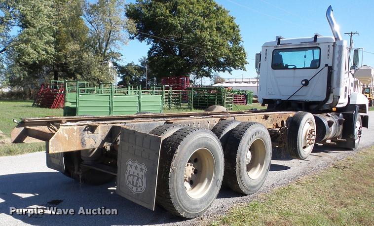 image for item AG9336 1999 Mack CH613 truck cab and chassis