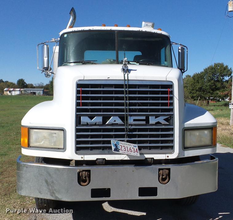 image for item AG9336 1999 Mack CH613 truck cab and chassis