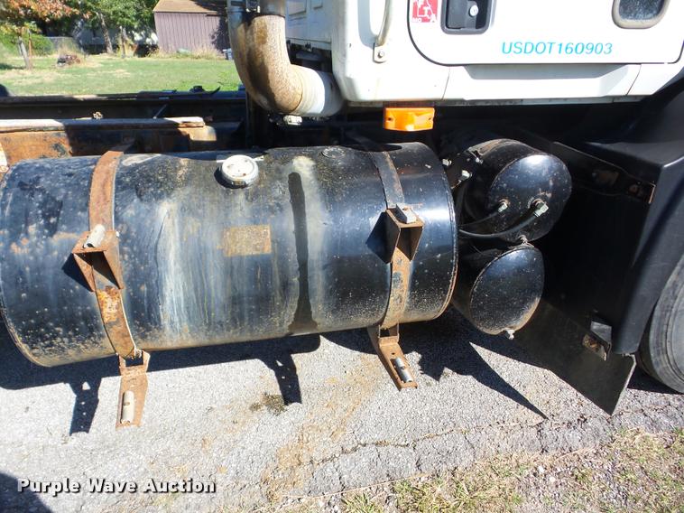 image for item AG9336 1999 Mack CH613 truck cab and chassis