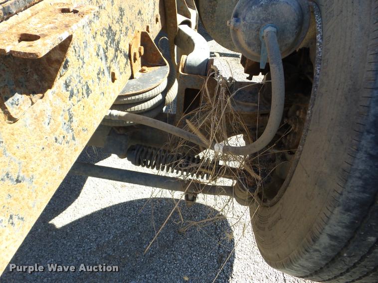 image for item AG9336 1999 Mack CH613 truck cab and chassis