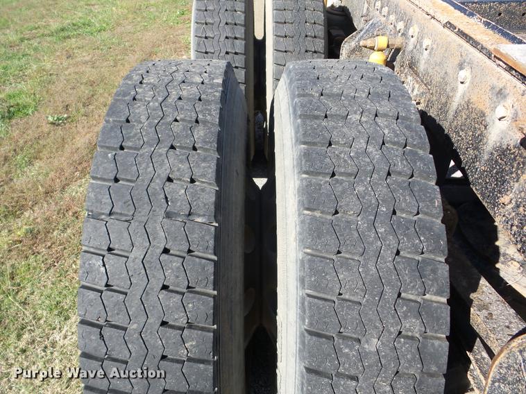 image for item AG9336 1999 Mack CH613 truck cab and chassis