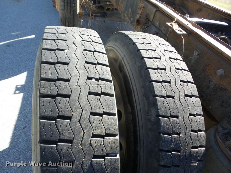 image for item AG9336 1999 Mack CH613 truck cab and chassis