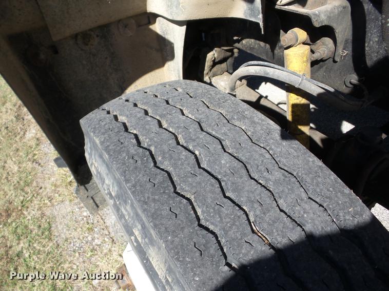 image for item AG9336 1999 Mack CH613 truck cab and chassis