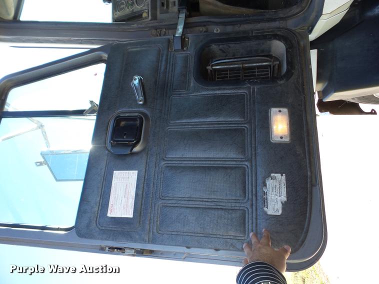 image for item AG9336 1999 Mack CH613 truck cab and chassis