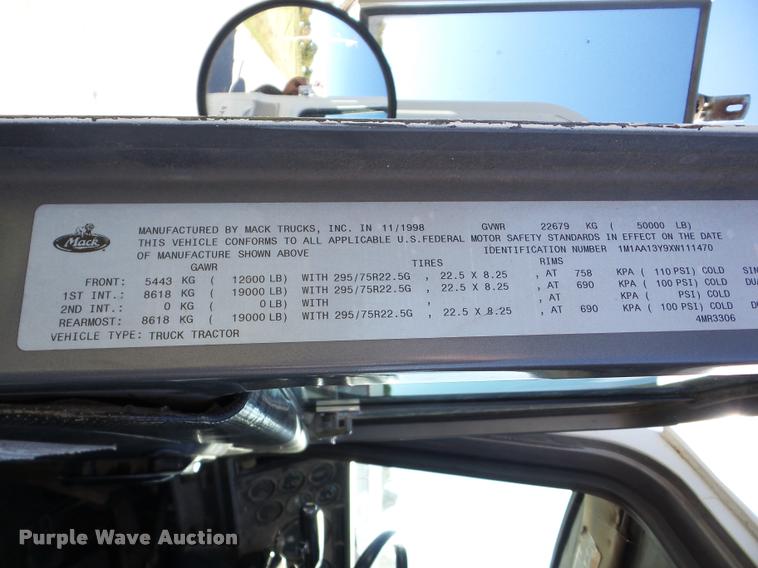 image for item AG9336 1999 Mack CH613 truck cab and chassis